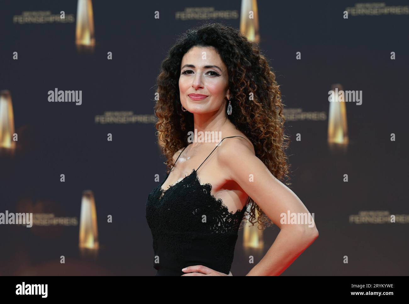 Moderatorin Marwa Eldessouky kommt zur Gala und Verleihung des Deutschen Fernsehpreis a Köln. *** Il presentatore Marwa Eldessouky arriva al gala e alla cerimonia del German Television Award a Colonia Credit: Imago/Alamy Live News Foto Stock