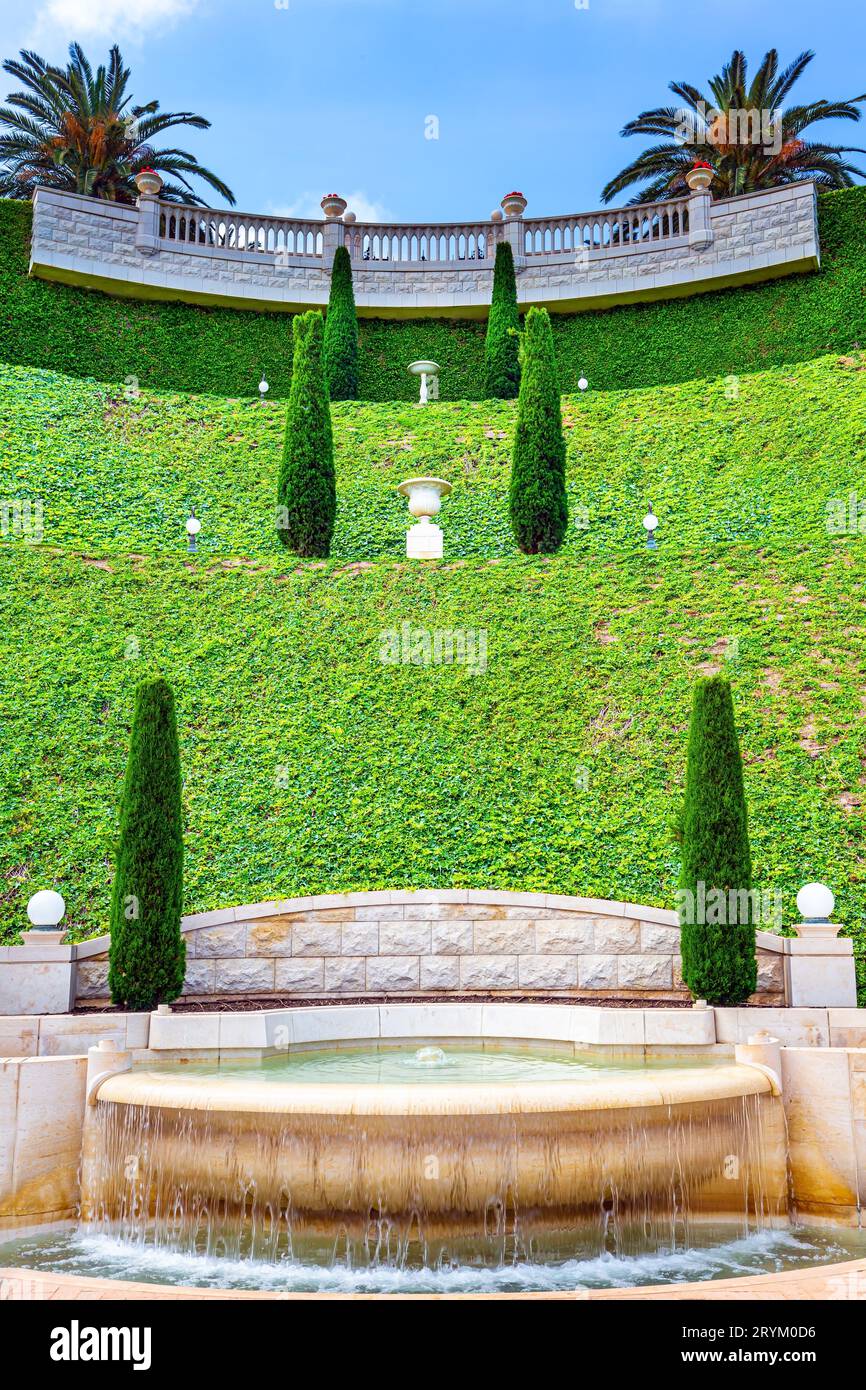 Fontana in marmo sul lato della montagna Foto Stock