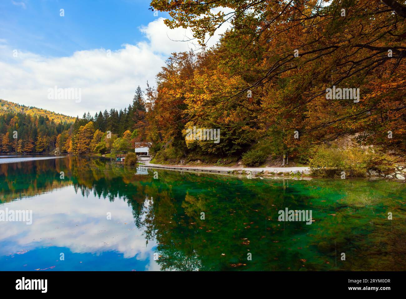 Lago Fuzine. Le Dolomiti Foto Stock