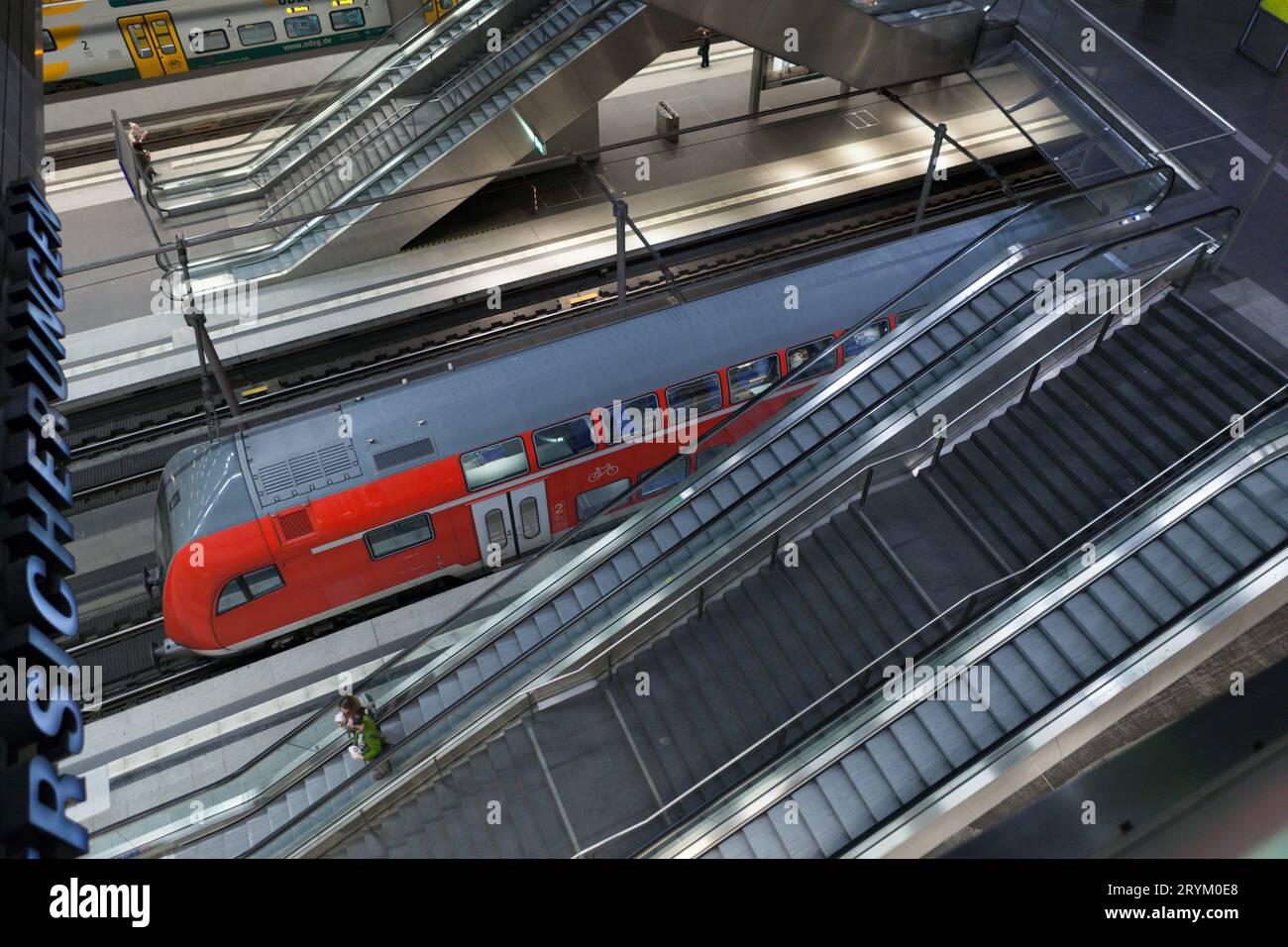 Treno Deutsche Bahn DB Regio alla piattaforma di Berlino Hauptbahnhof, Germania Foto Stock