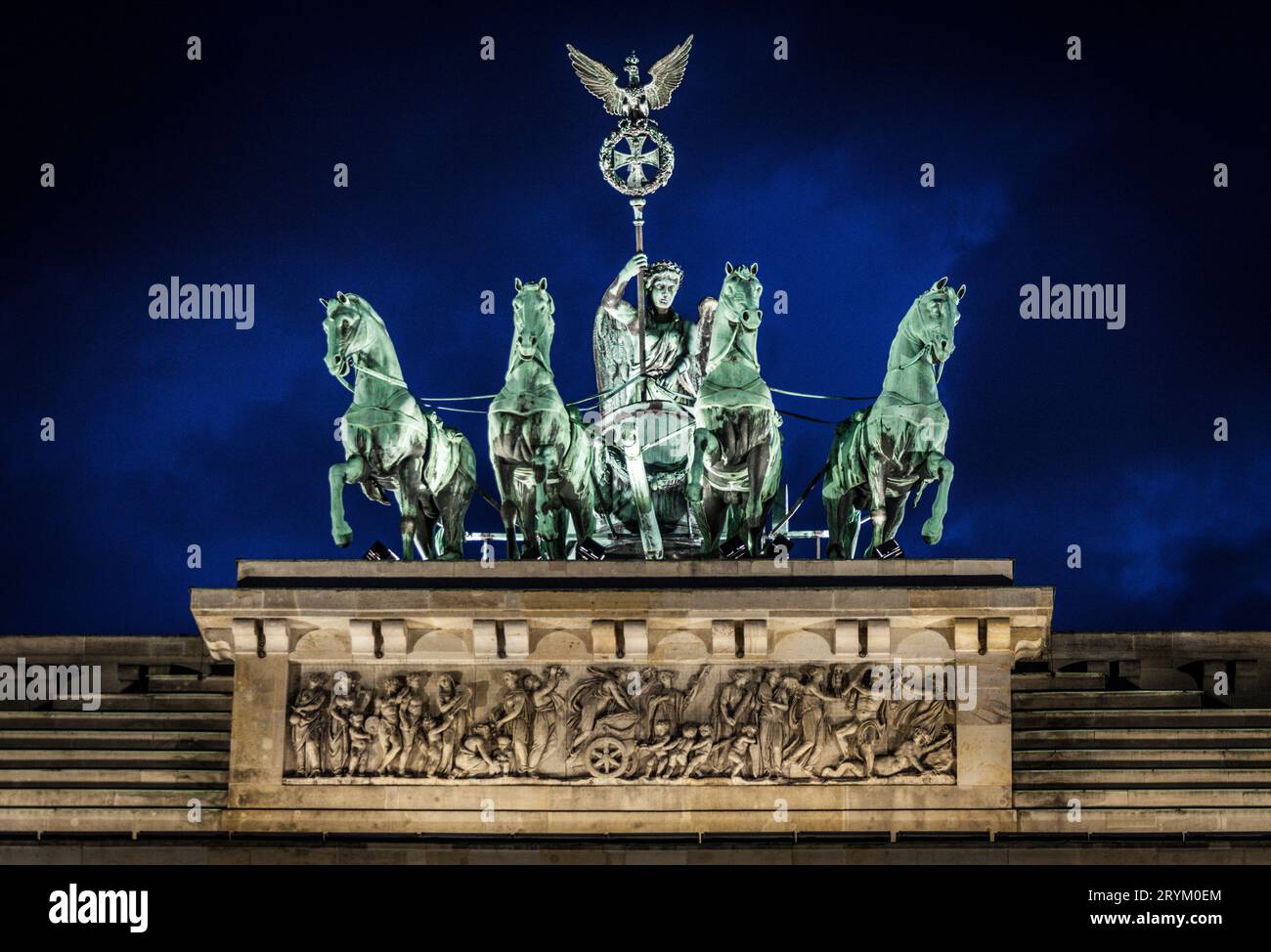 La statua della Quadriga in cima alla porta di Brandeburgo, Berlino, Germania Foto Stock