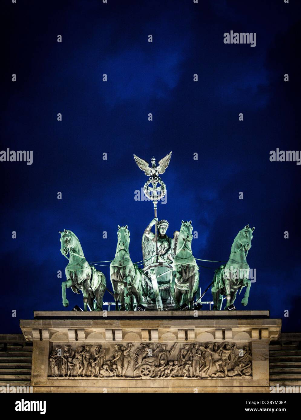 La statua della Quadriga in cima alla porta di Brandeburgo, Berlino, Germania Foto Stock