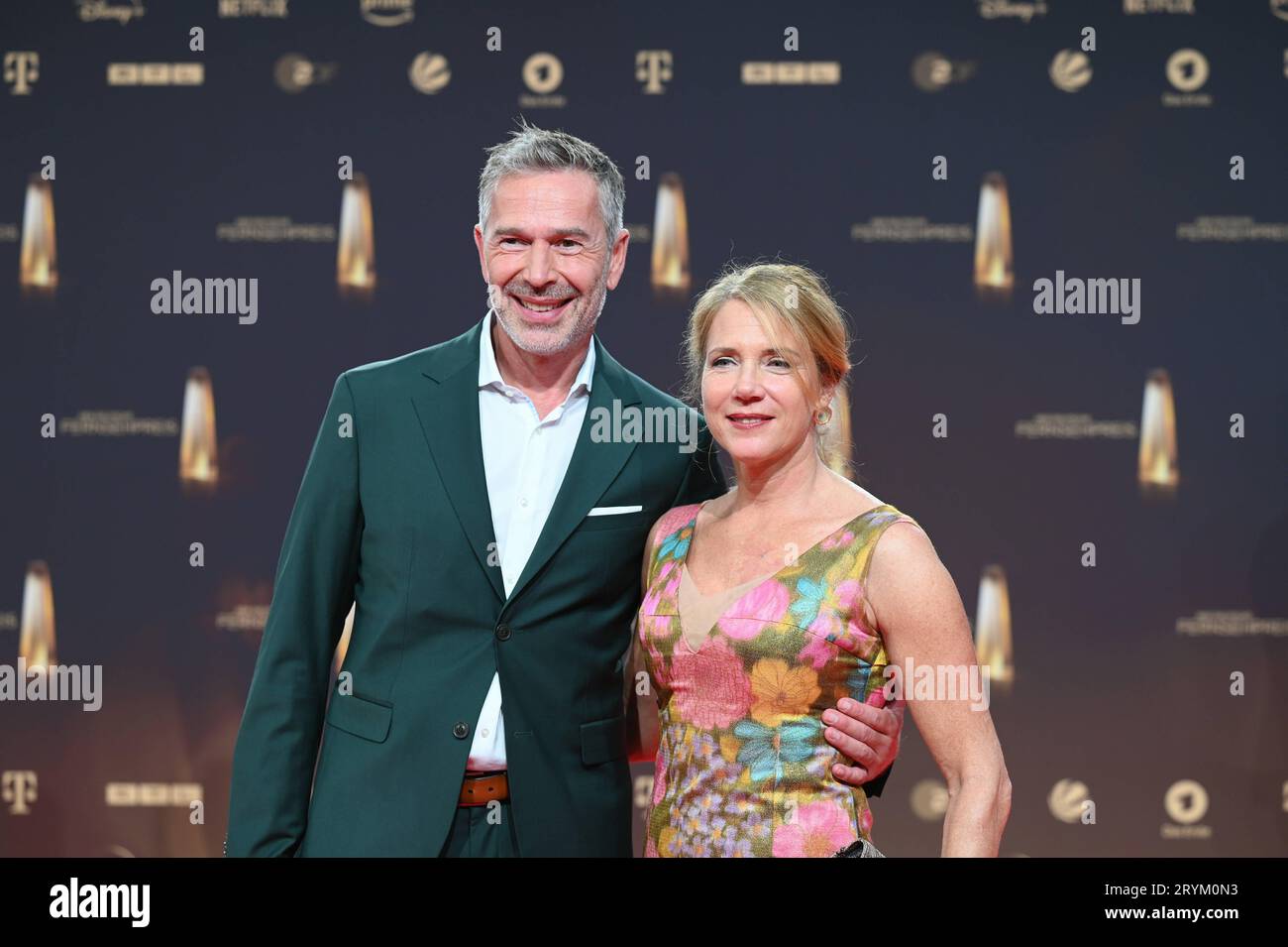 Moderatore Dirk Steffens mit Ehefrau Ingrid Steffens kommt zur Gala und Verleihung des Deutschen Fernsehpreis a Köln. *** Il presentatore Dirk Steffens con la moglie Ingrid Steffens arriva alla cerimonia di gala e di premiazione del German Television Prize a Colonia Credit: Imago/Alamy Live News Foto Stock