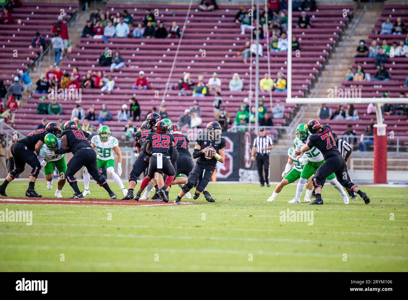 Settembre 30 2023 Palo alto, CA USA il quarterback di Stanford Justin Lamson (8) falsa la mano a destra cercando il passaggio breve durante la partita di football NCAA tra gli Oregon Ducks e gli Stanford Cardinal.Oregon batte Stanford 42-6 allo Stanford Stadium Palo alto, CA Thurman James/CSM (immagine di credito: © Thurman James/Cal Sport Media) Foto Stock