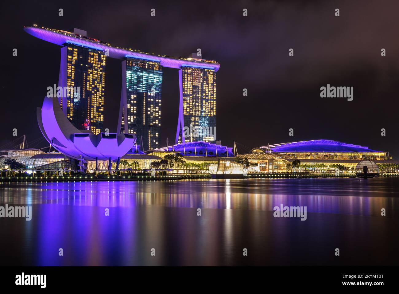 Marina Bay Sands di Singapore illuminato di notte Foto Stock