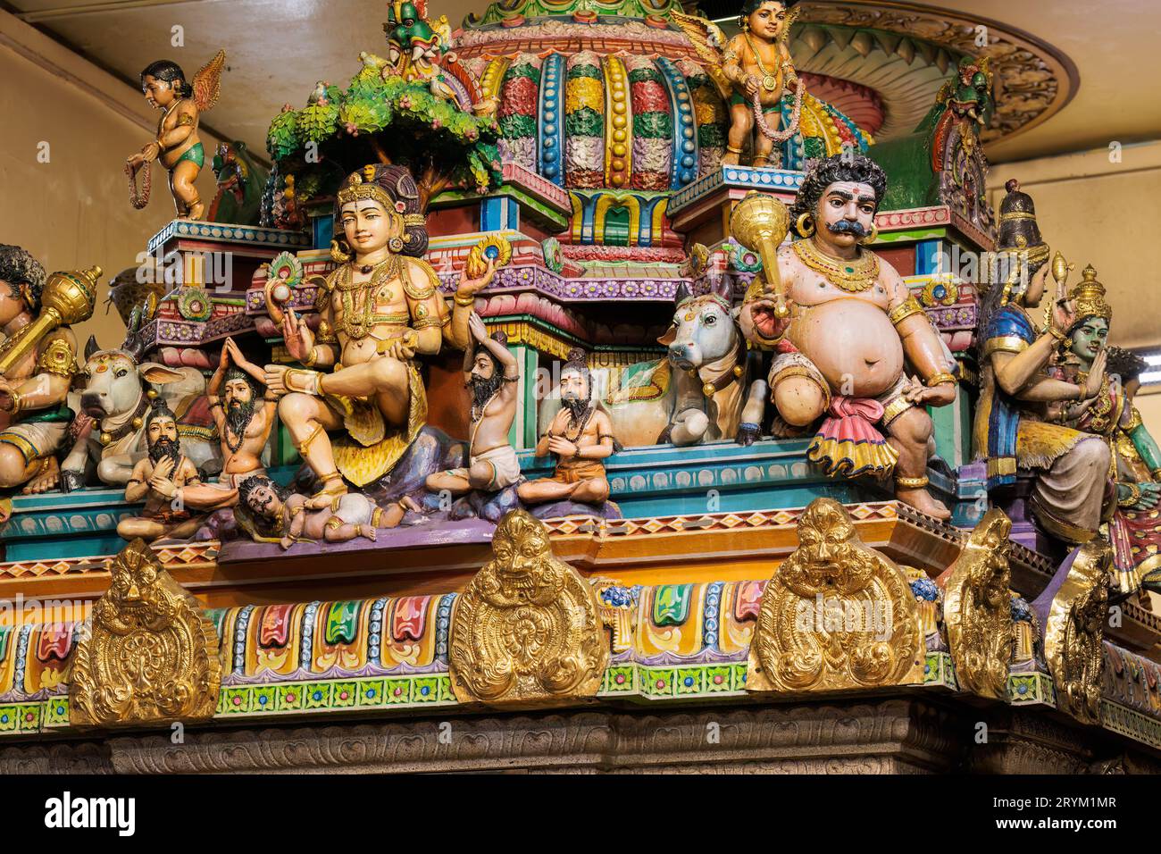 Scultura colorata nel Tempio di Sri Thendayuthapani - Singapore Foto Stock