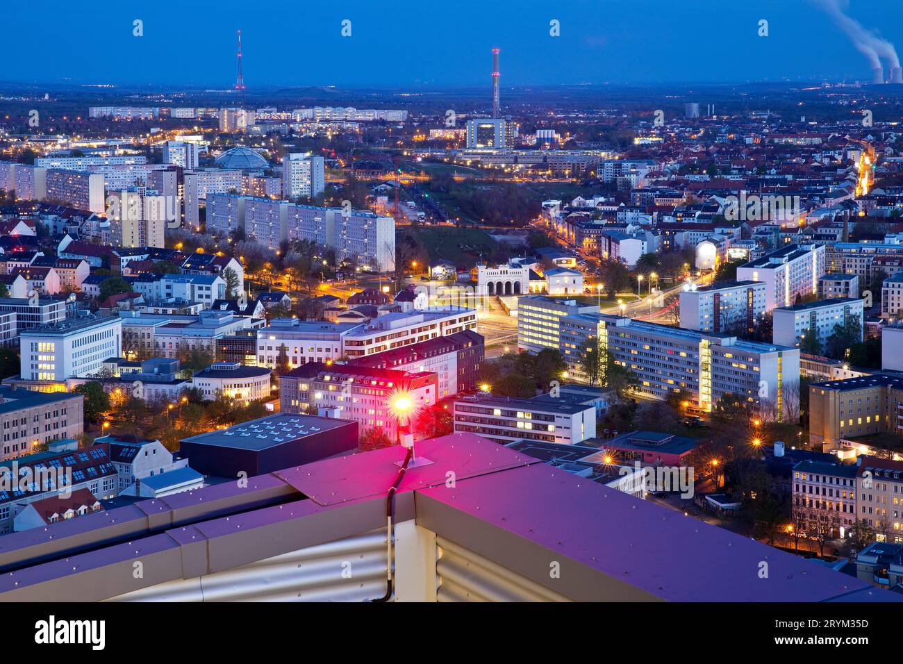 Panorama della città, vista dal grattacielo della città con luci d'ingombro, Lipsia, Sassonia, Germania Europa Foto Stock