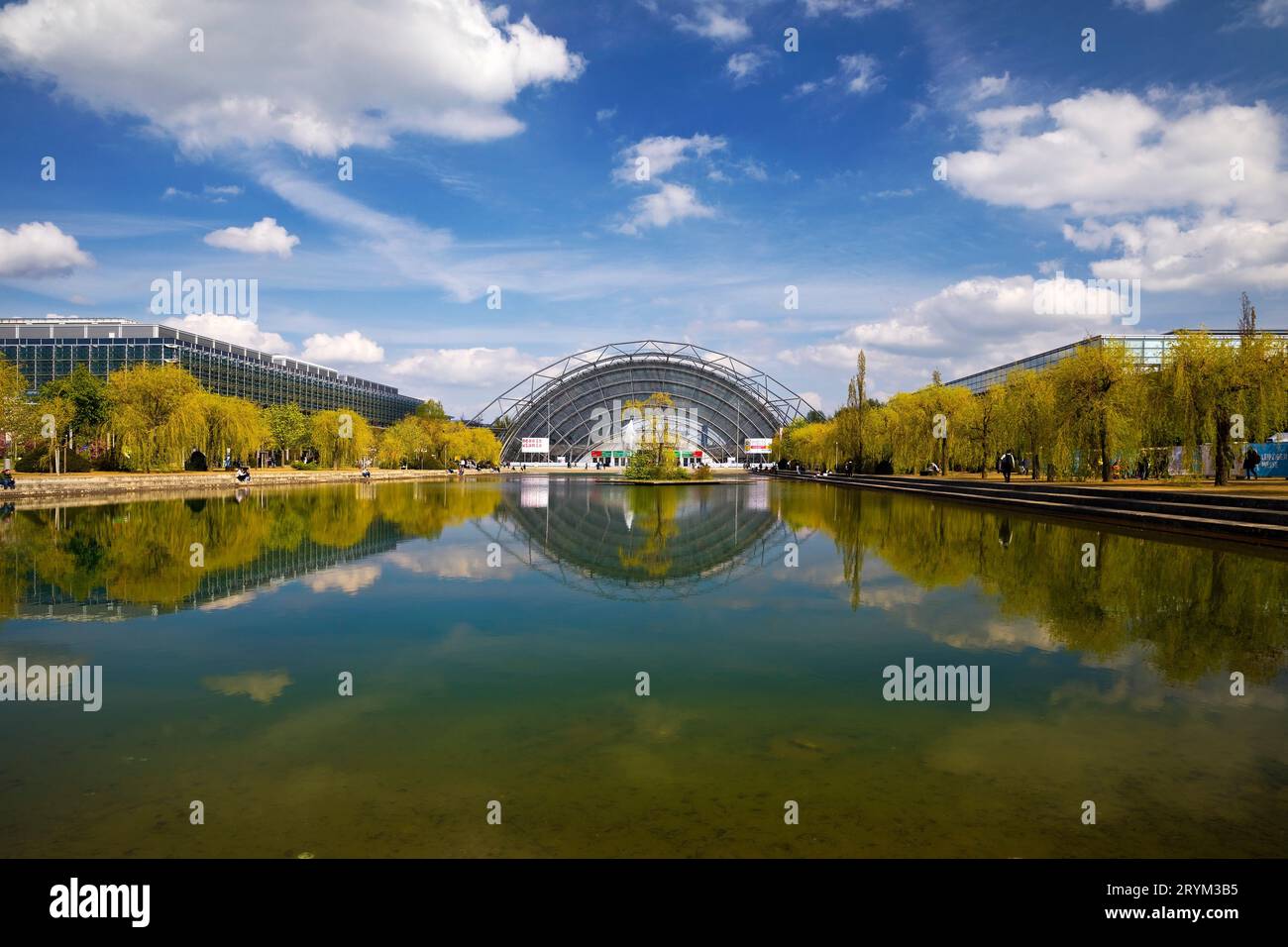 Sala di vetro con bacino d'acqua di fronte alla fiera di Lipsia, Neue Messe, Lipsia, Sassonia, Germania Foto Stock