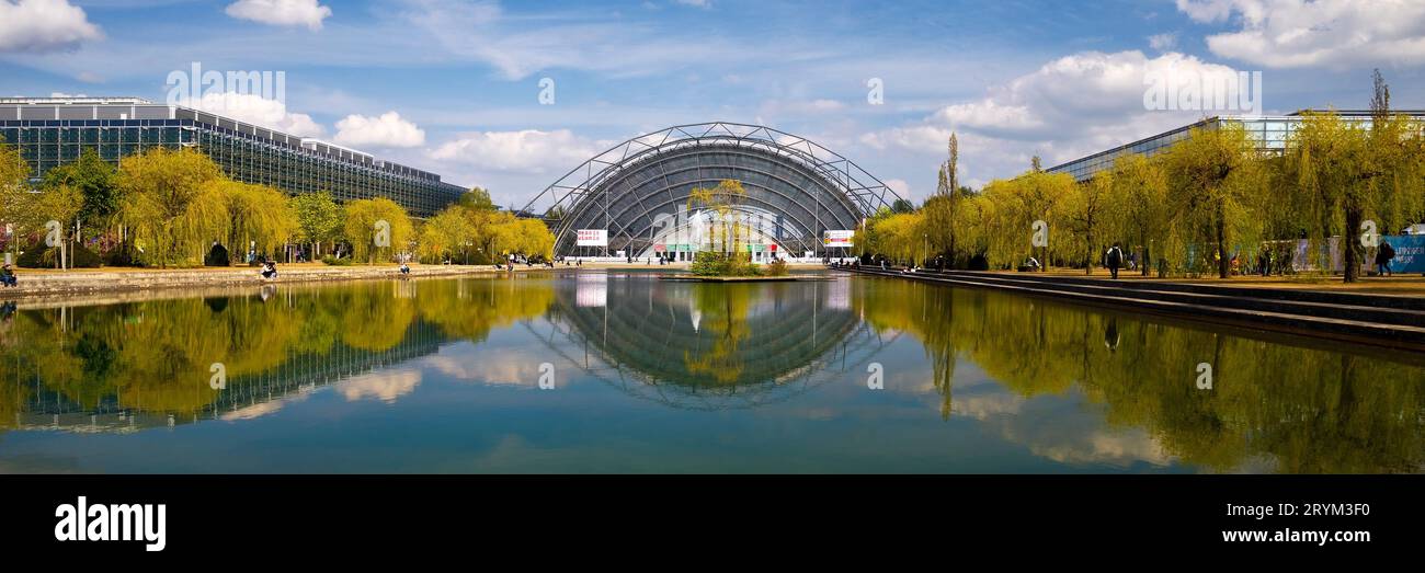 Sala di vetro con riflesso nel bacino idrico della Fiera di Lipsia, Lipsia, Germania, Europa Foto Stock