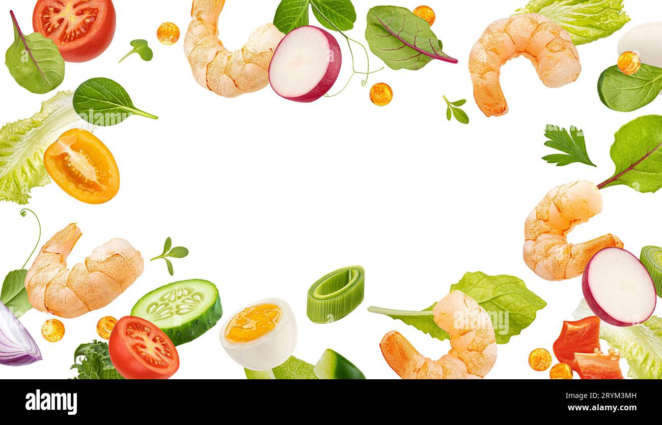 Ingredienti di insalata di gamberetti cadenti isolati su sfondo bianco Foto Stock