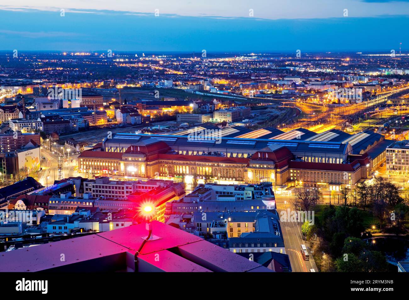 Panorama della città, vista dal grattacielo della città con luci d'ingombro, Lipsia, Sassonia, Germania Europa Foto Stock