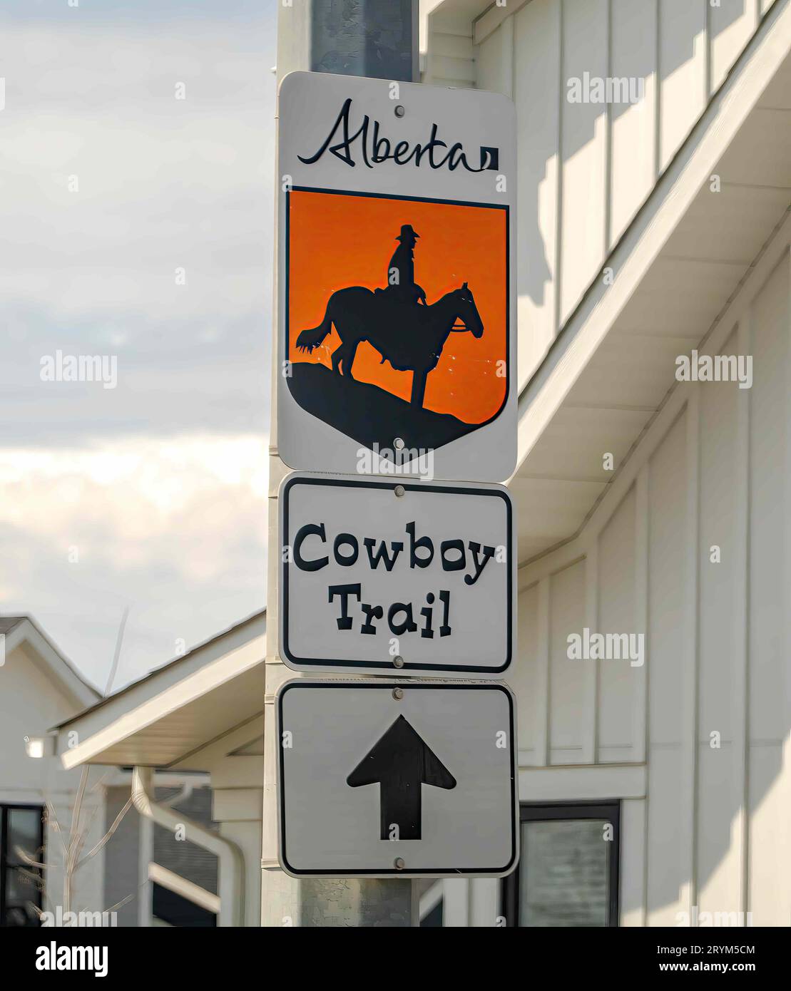 Okotoks, Alberta, Canada. 7 maggio 2023. Un'indicazione per il Cowboy Trail, una stretta fascia di foreste miste e praterie, un'ampia varietà Foto Stock