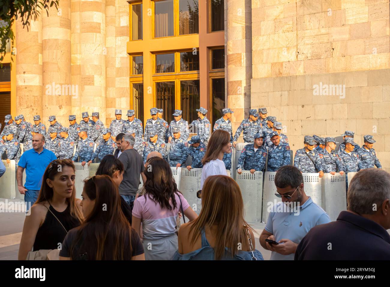 Una grande forza di polizia armena è di guardia di fronte all'edificio del governo a Erevan il giorno delle proteste di strada annunciate, il 30 settembre Foto Stock