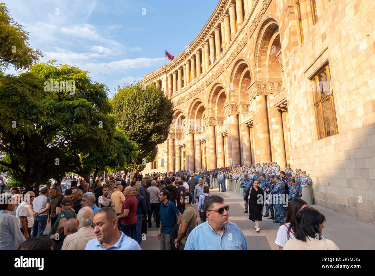Una grande forza di polizia armena è di guardia di fronte all'edificio del governo a Erevan il giorno delle proteste di strada annunciate, il 30 settembre Foto Stock