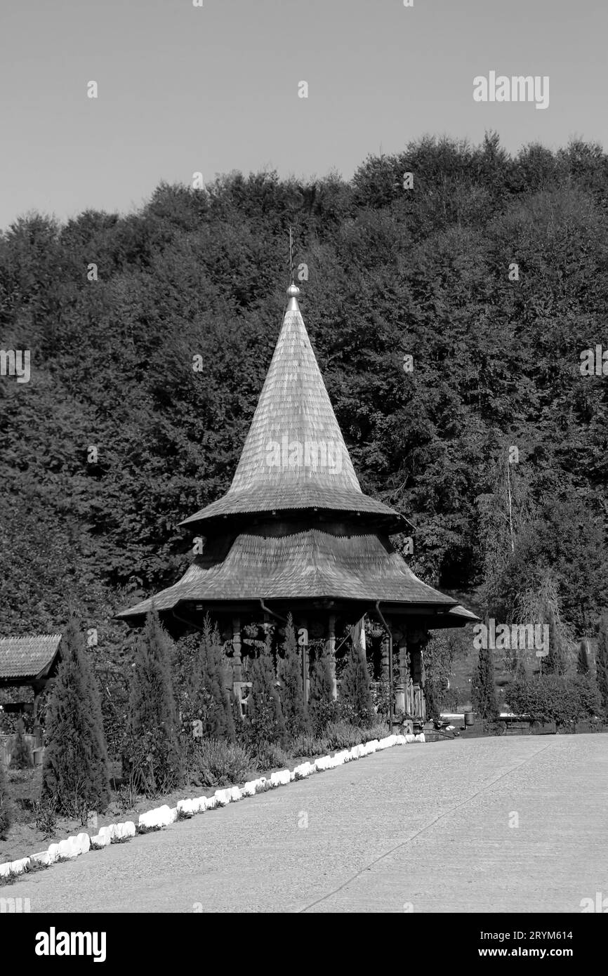Monastero di Bârsana bianco e nero, un monastero ortodosso in legno intagliato alla fine della strada situato nel comune di Bârsana, contea di Maramureș Foto Stock
