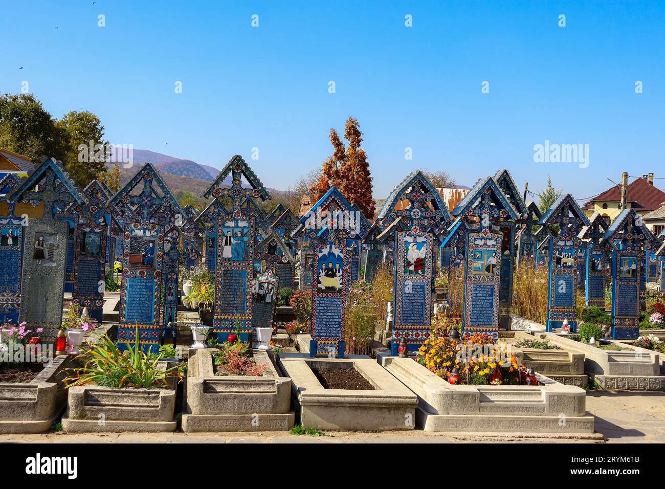 Cimitero delle lapidi di Merry Cemetery con dipinti colorati e ingenui che descrivono le persone sepolte. Elencata come una delle sette meraviglie della Romania Foto Stock