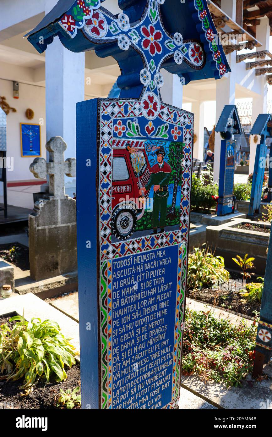 Cimitero Merry Cemetery, cimitero di lapidi con dipinti colorati e ingenui che descrivono le persone sepolte. Elencata come una delle sette meraviglie della Romania Foto Stock