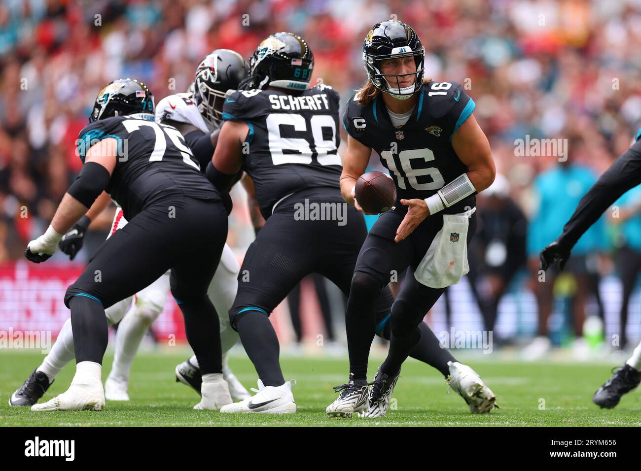 Wembley Stadium, Londra, Regno Unito. 1 ottobre 2023. NFL UK Football, Atlanta Falcons contro Jacksonville Jaguars; Jacksonville Jaguars quarterback Trevor Lawrence (16) credito: Action Plus Sports/Alamy Live News Foto Stock