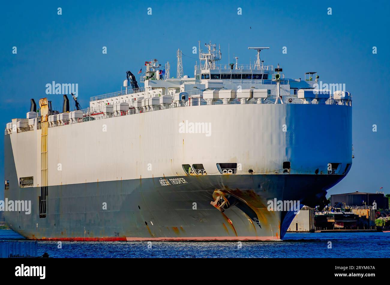 Il trasportatore di veicoli Höegh Trooper lascia il porto di Mobile, 30 settembre 2023, a Mobile, Alabama. La nave fa parte della flotta Höegh Autoliners. Foto Stock
