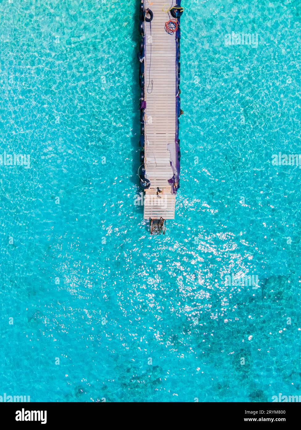 Playa Kalki Beach, isola caraibica di Curacao, Playa Kalki a Curacao, spiaggia bianca con un oceano di colore turchese blu. Vista aerea droni di un paio di o Foto Stock