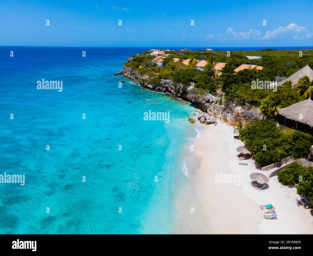 Spiaggia di Playa Kalki Isola caraibica di Curacao, Playa Kalki a Curacao, spiaggia bianca con un oceano blu turchese. Vista aerea del drone Foto Stock