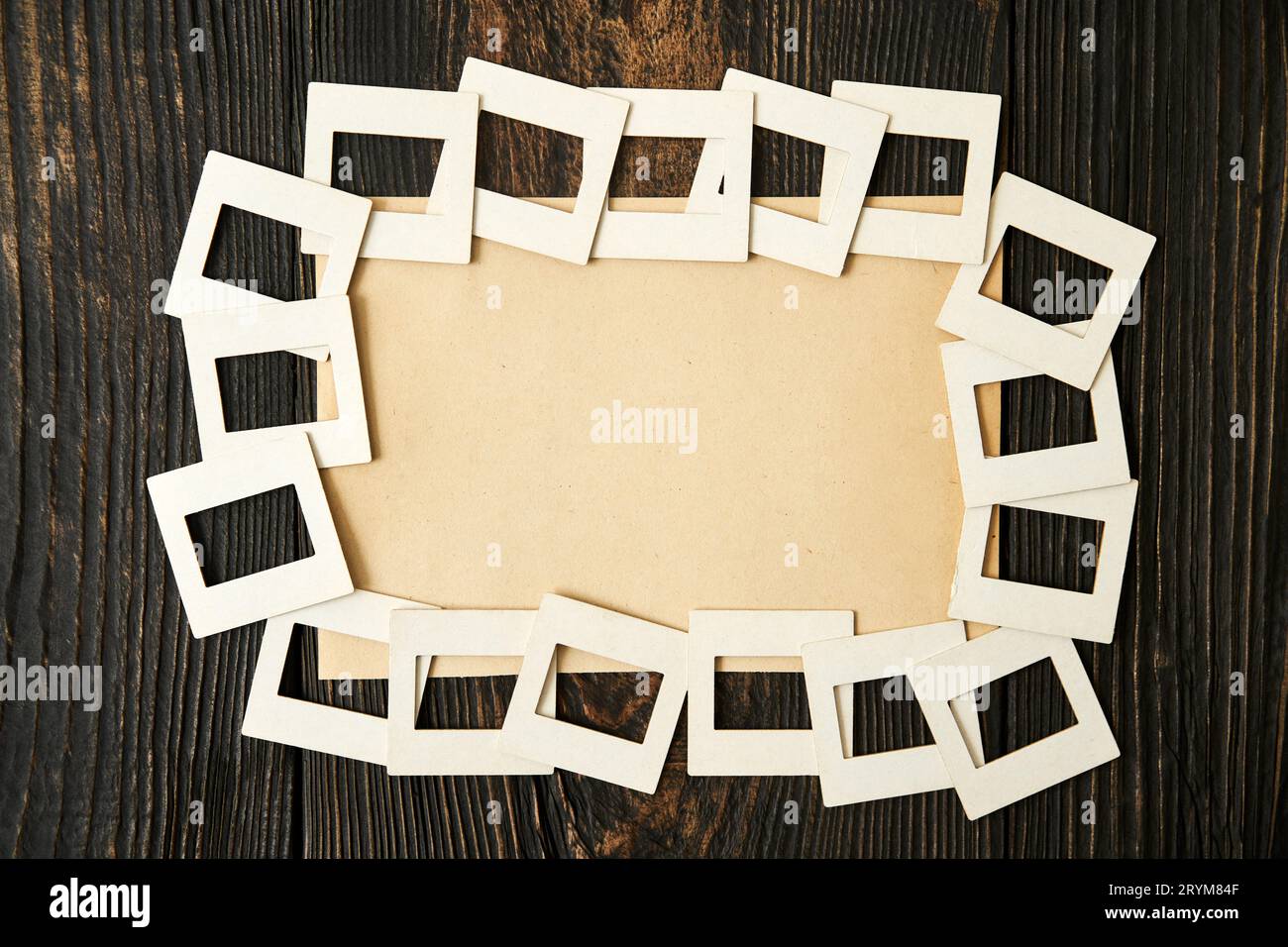 Mock-up di carta artigianale bianca con spazio per la copia su sfondo di legno scuro. Foto Stock