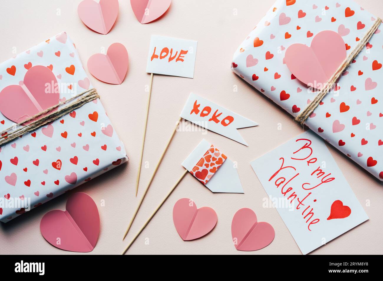 Flatlay con decorazioni romantiche e regali per San Valentino. Foto Stock
