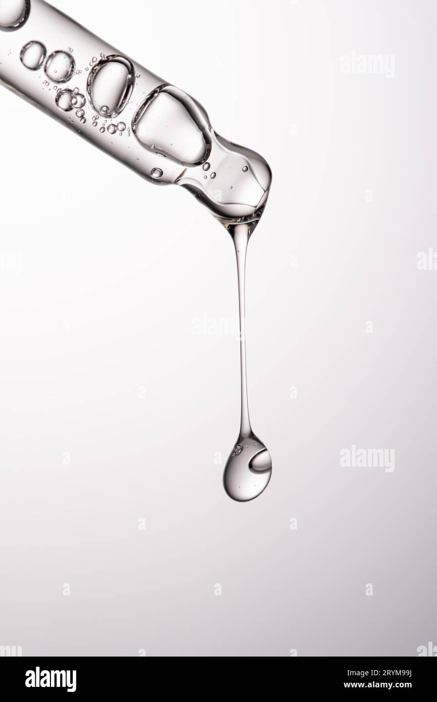 Pipettare con siero, gel, olio o altro prodotto cosmetico. Foto Stock