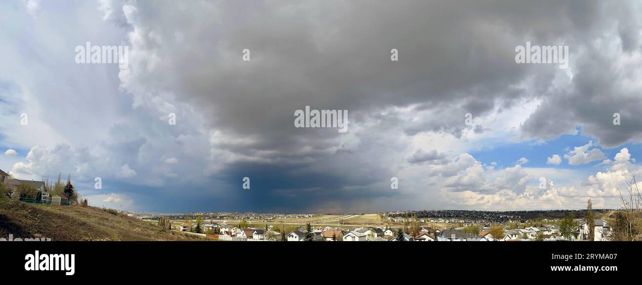 Una tempesta di pioggia con nuvole scure che si avvicinano all'orizzonte. Concetto: Clima primaverile ed estivo. Foto Stock