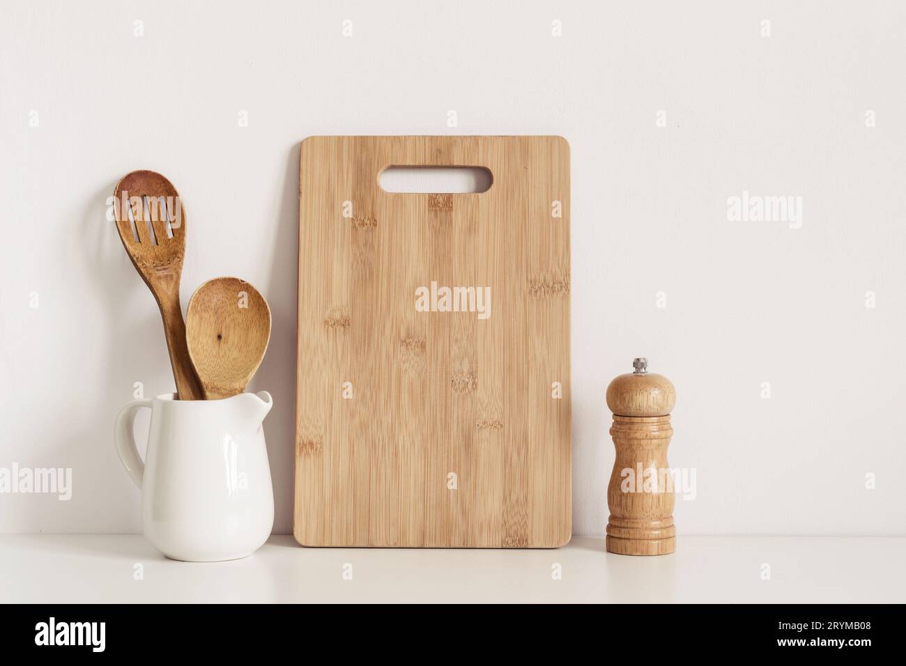 Utensili da cucina sullo sfondo del tavolo. Mockup modello ricetta Foto Stock