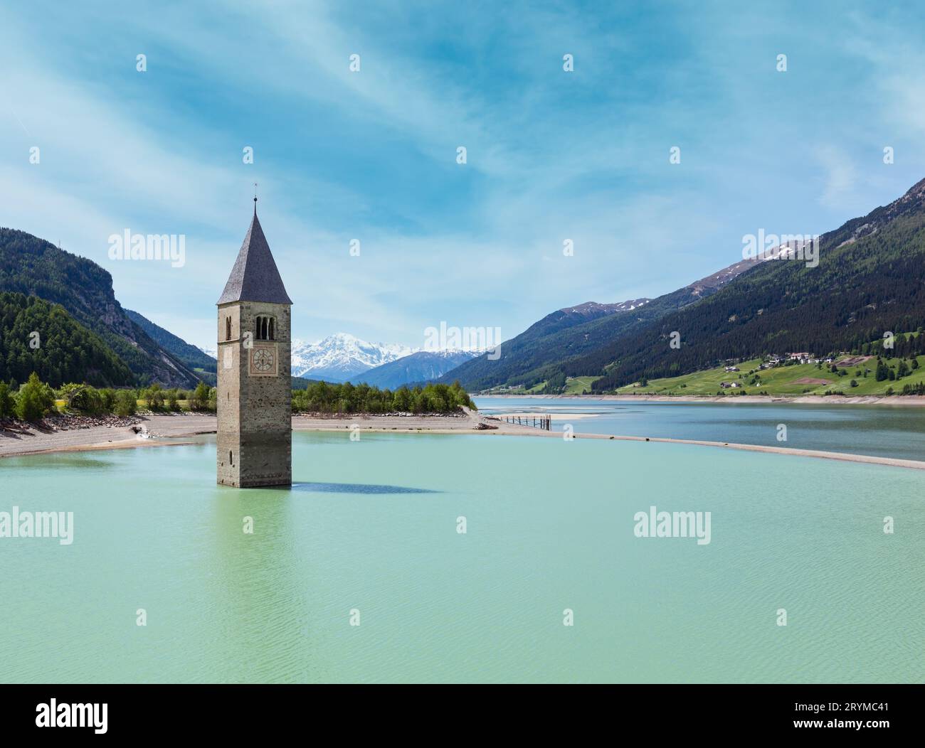 Il campanile in Reschensee e famiglia (Italia). Foto Stock