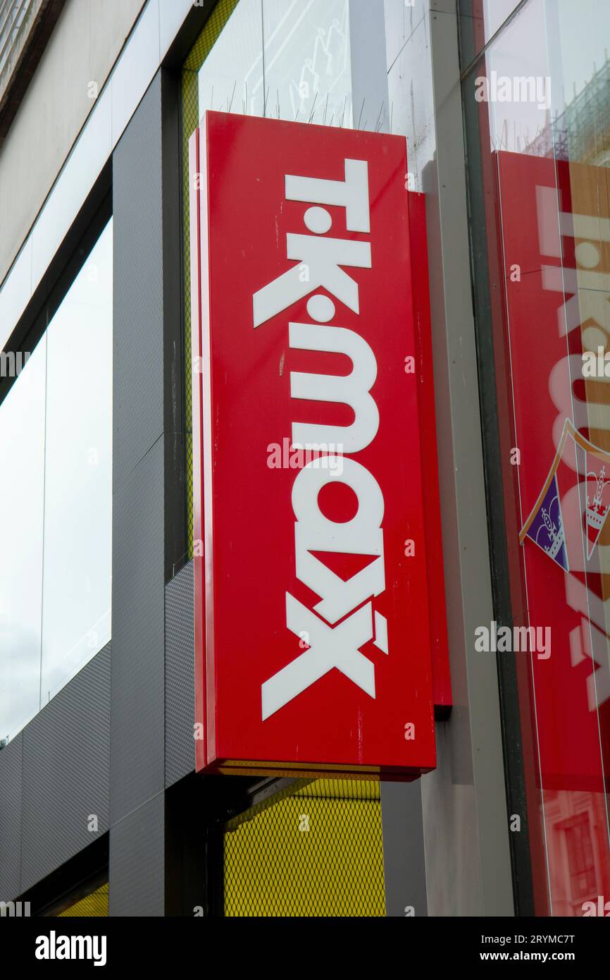 Londra, Regno Unito - 9 maggio 2023 : il segno del negozio TK Maxx a Londra. TK Maxx è una consociata dell'abbigliamento e dei prodotti per la casa americani Foto Stock