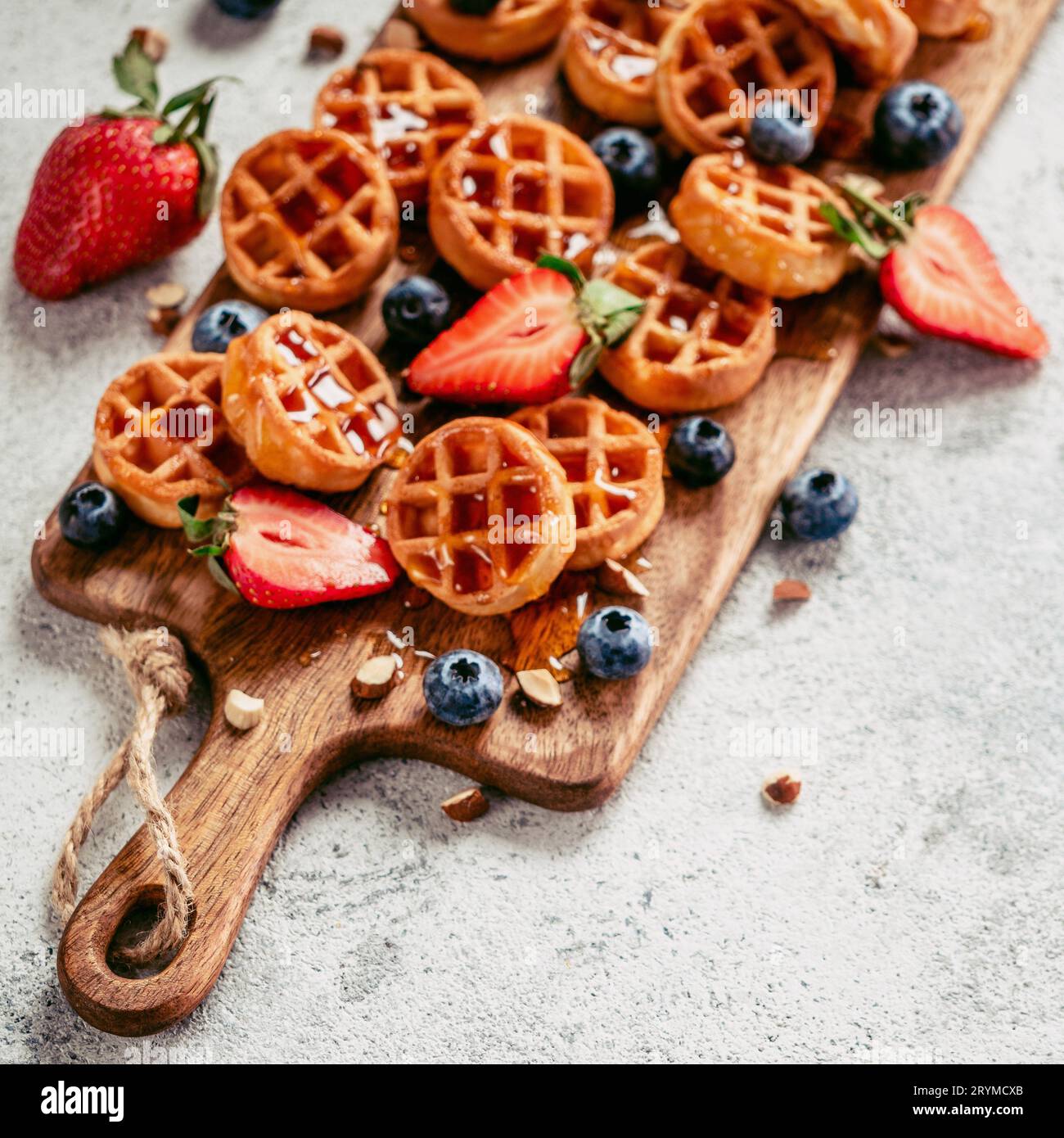 Deliziosi waffle belgi con frutti di bosco, spazio per fotocopie Foto Stock
