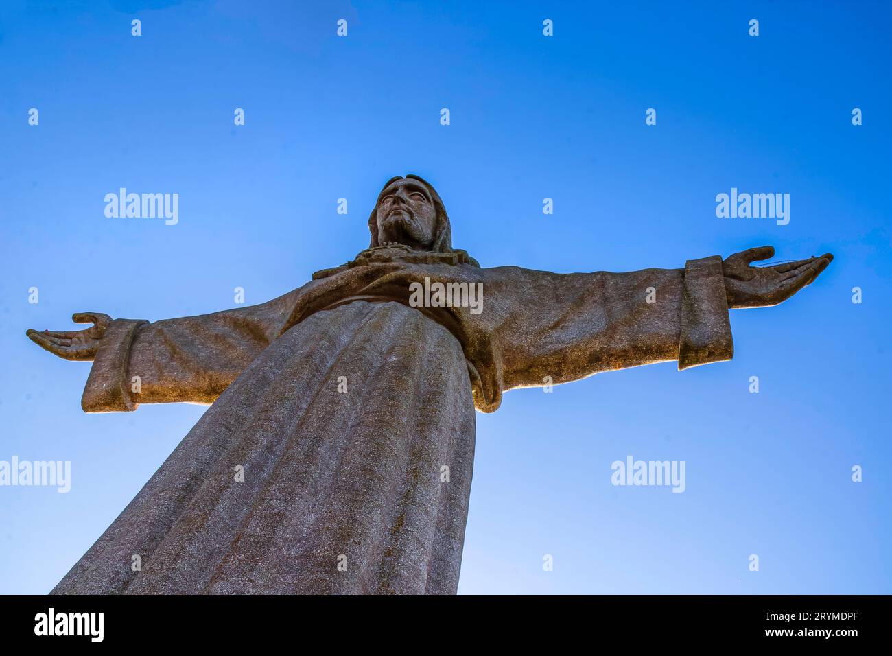 Vista ravvicinata della statua del Cristo Re presso il Santuario Nazionale di Almada, Portogallo Foto Stock