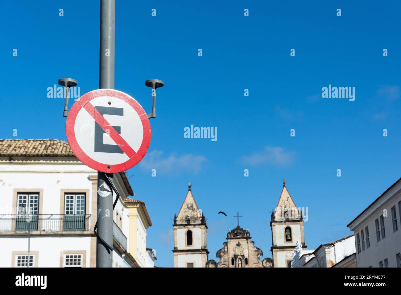 Salvador, Bahia, Brasile - 2 settembre 2023: Un segnale stradale indicante che è vietato fermare il veicolo a Pelourinho, centro storico di Salv Foto Stock