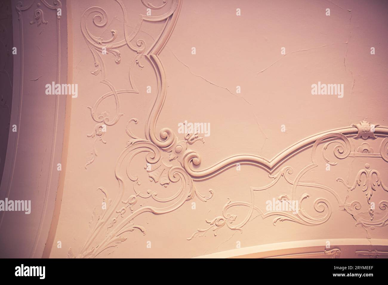 Ornamento sul soffitto. Palazzo barocco situato nella città di Keszthely, Zala, Ungheria. Foto di alta qualità Foto Stock