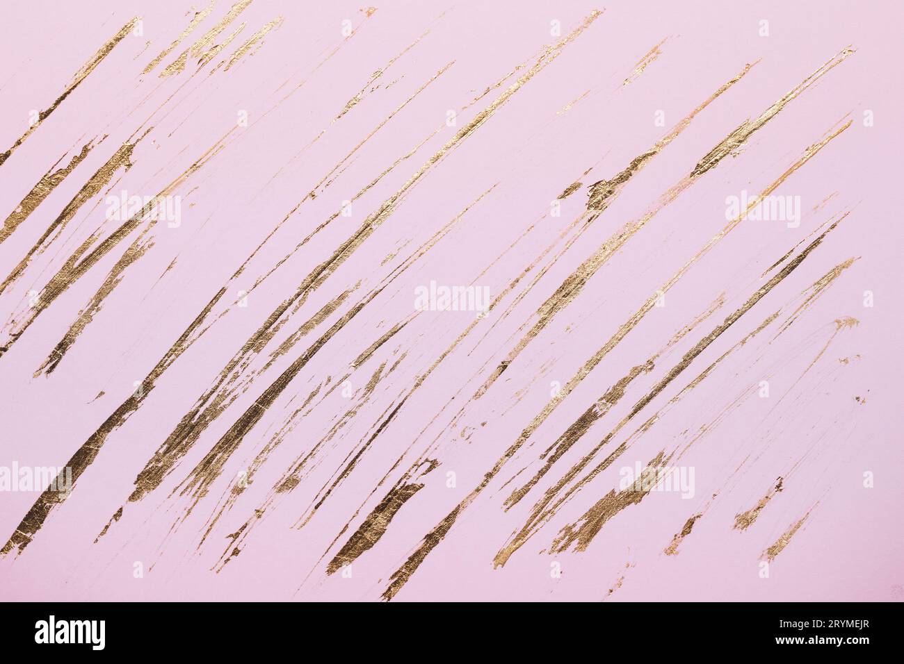 Pennellate diagonali oro-potale su sfondo o texture di carta pastello rosa Foto Stock