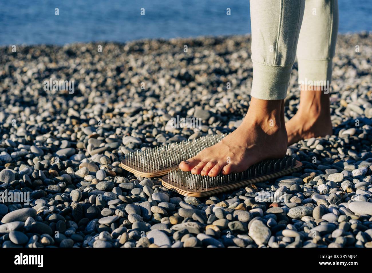 Una donna irriconoscibile sta su una tavola con le unghie Foto Stock