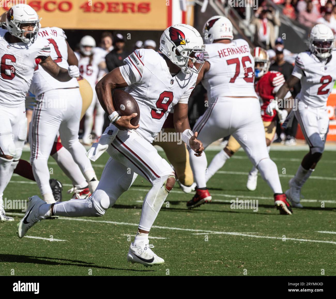 Santa Clara, Stati Uniti. 1 ottobre 2023. Il quarterback degli Arizona Cardinals Joshua Dobbs (9) corre contro i San Francisco 49ers al Levi's Stadium di Santa Clara, California, domenica 1 ottobre 2023. I 49ers liberarono i Cardinals 35-16. Foto di Terry Schmitt/UPI credito: UPI/Alamy Live News Foto Stock