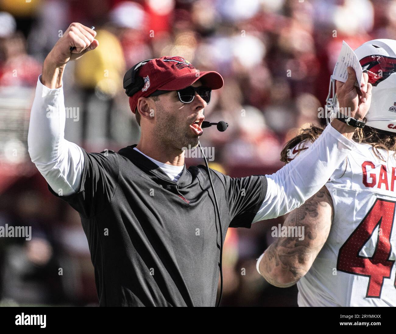 Santa Clara, Stati Uniti. 1 ottobre 2023. L'allenatore degli Arizona Cardinals Jonathn Gannon fa una chiamata difensiva contro i San Francisco 49ers al Levi's Stadium di Santa Clara, California, domenica 1 ottobre 2023. I 49ers liberarono i Cardinals 35-16. Foto di Terry Schmitt/UPI credito: UPI/Alamy Live News Foto Stock