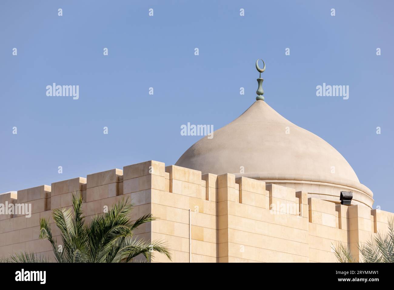 Cupola della moschea contro il cielo blu ad Abu Dhabi, Emirati Arabi Uniti Foto Stock