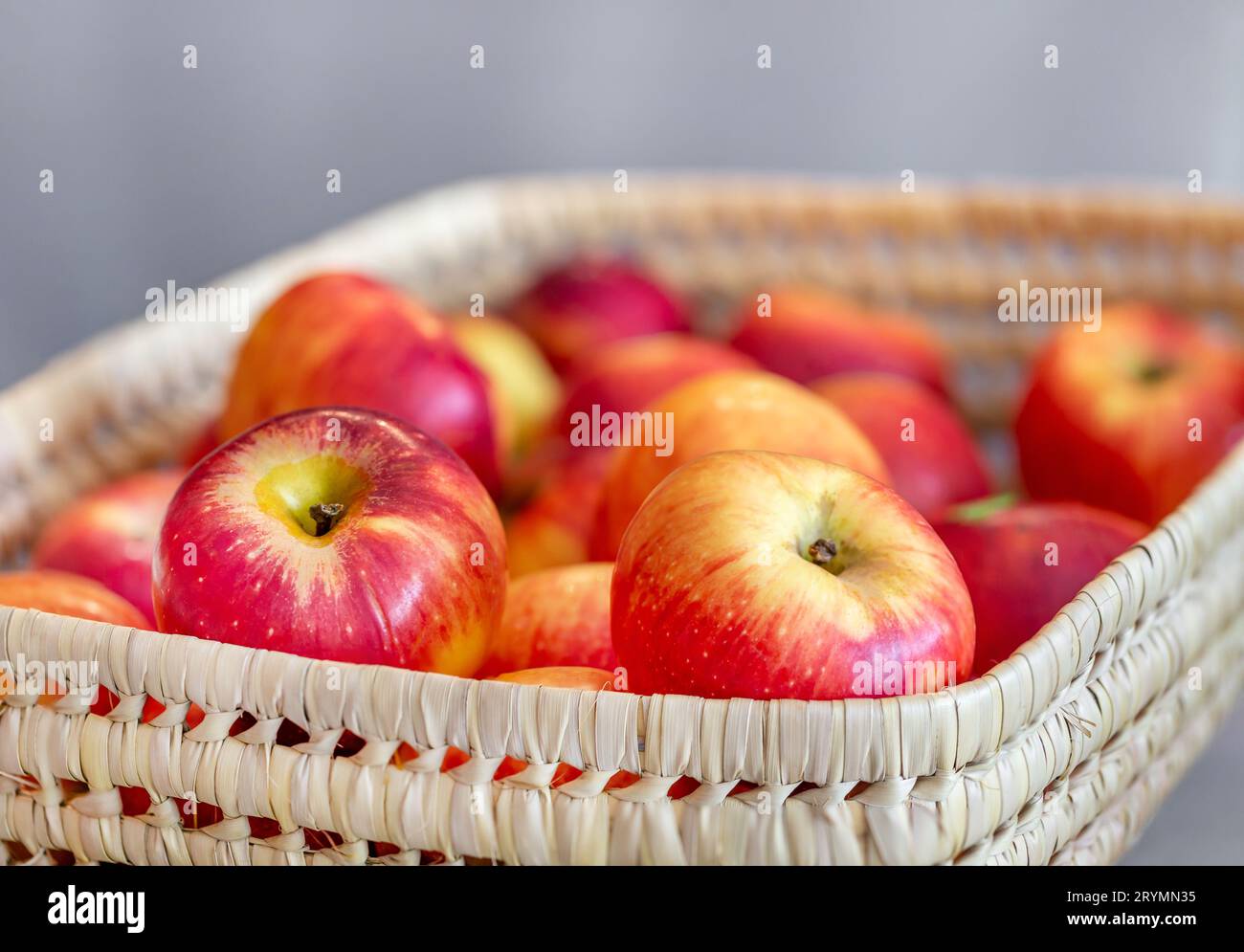 Mele succose fresche biologiche nel cestino, concetto di alimentazione sana Foto Stock