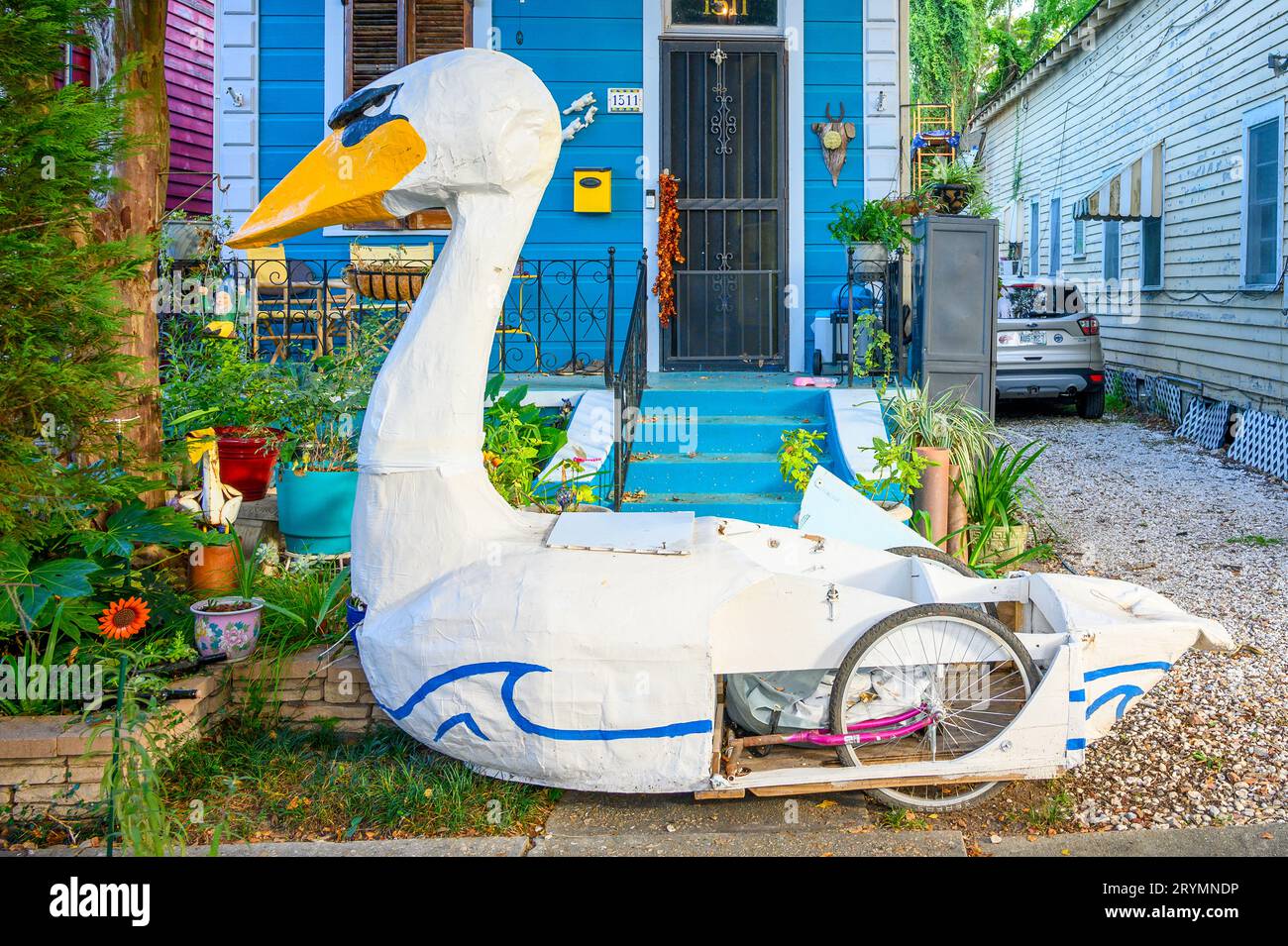 NEW ORLEANS, LOUISIANA, USA - 28 SETTEMBRE 2023: Un uccello in cartapesta con ruote parcheggiato di fronte a uno storico cottage di lusso Foto Stock