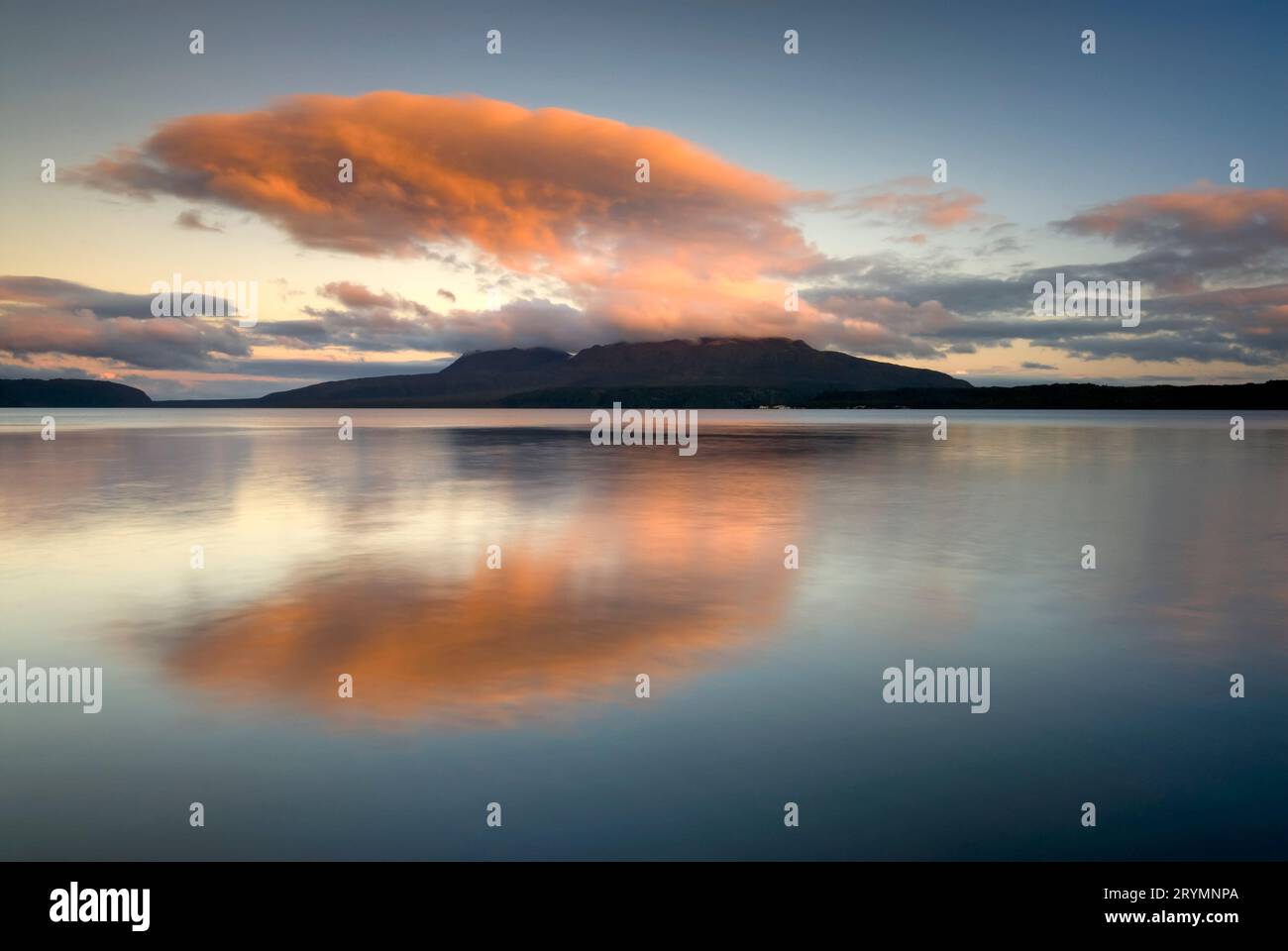 I soli ultimi raggi sul Monte Tarawera si riflettono nel lago. Sunset, Lago Tarawera, Rotorua, nuova Zelanda Foto Stock