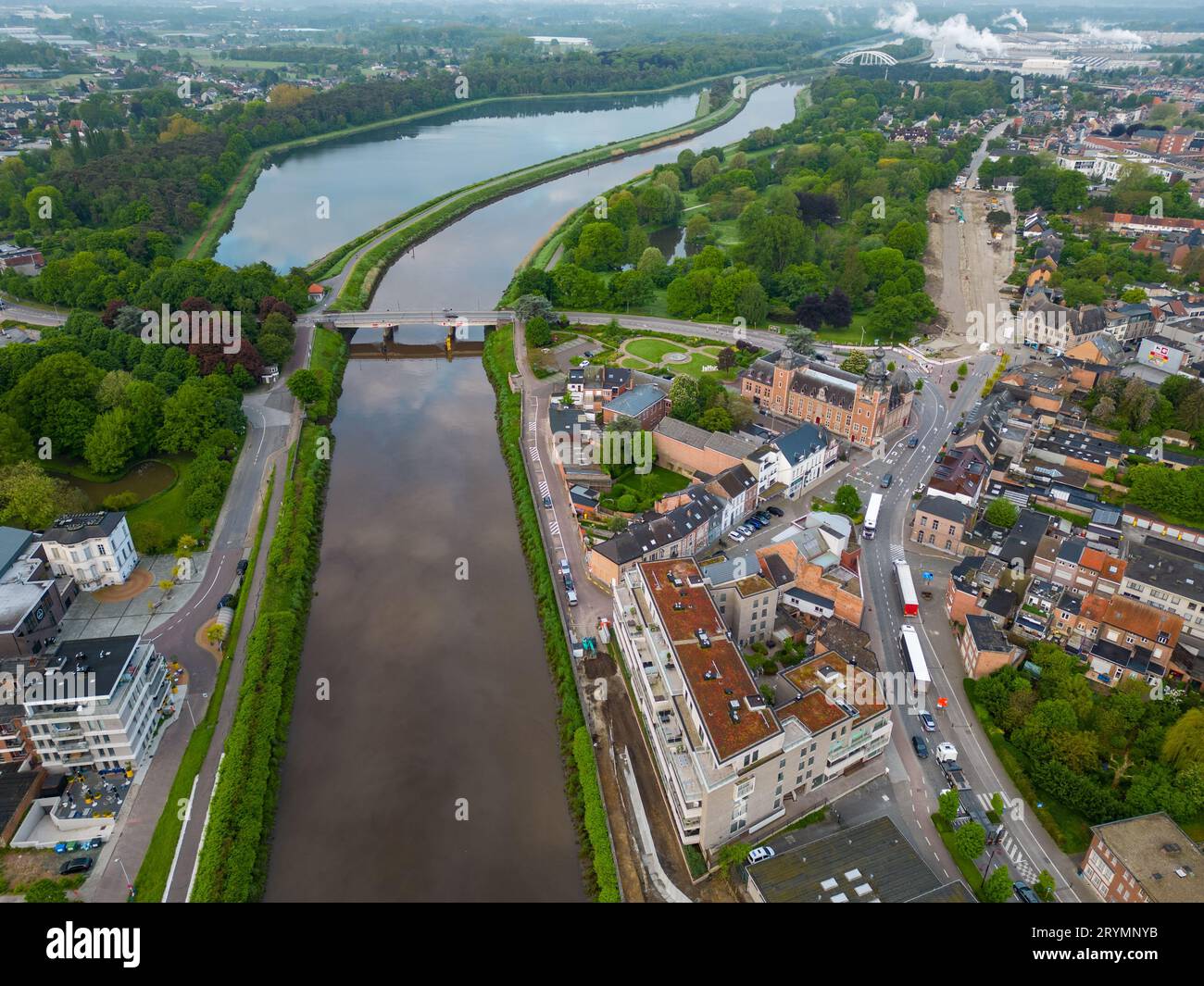 Duffel, Anversa, Belgio, 17 maggio 2023, il villaggio di Duffel, nella zona di Anversa foto aerea che mostra le case e stre Foto Stock