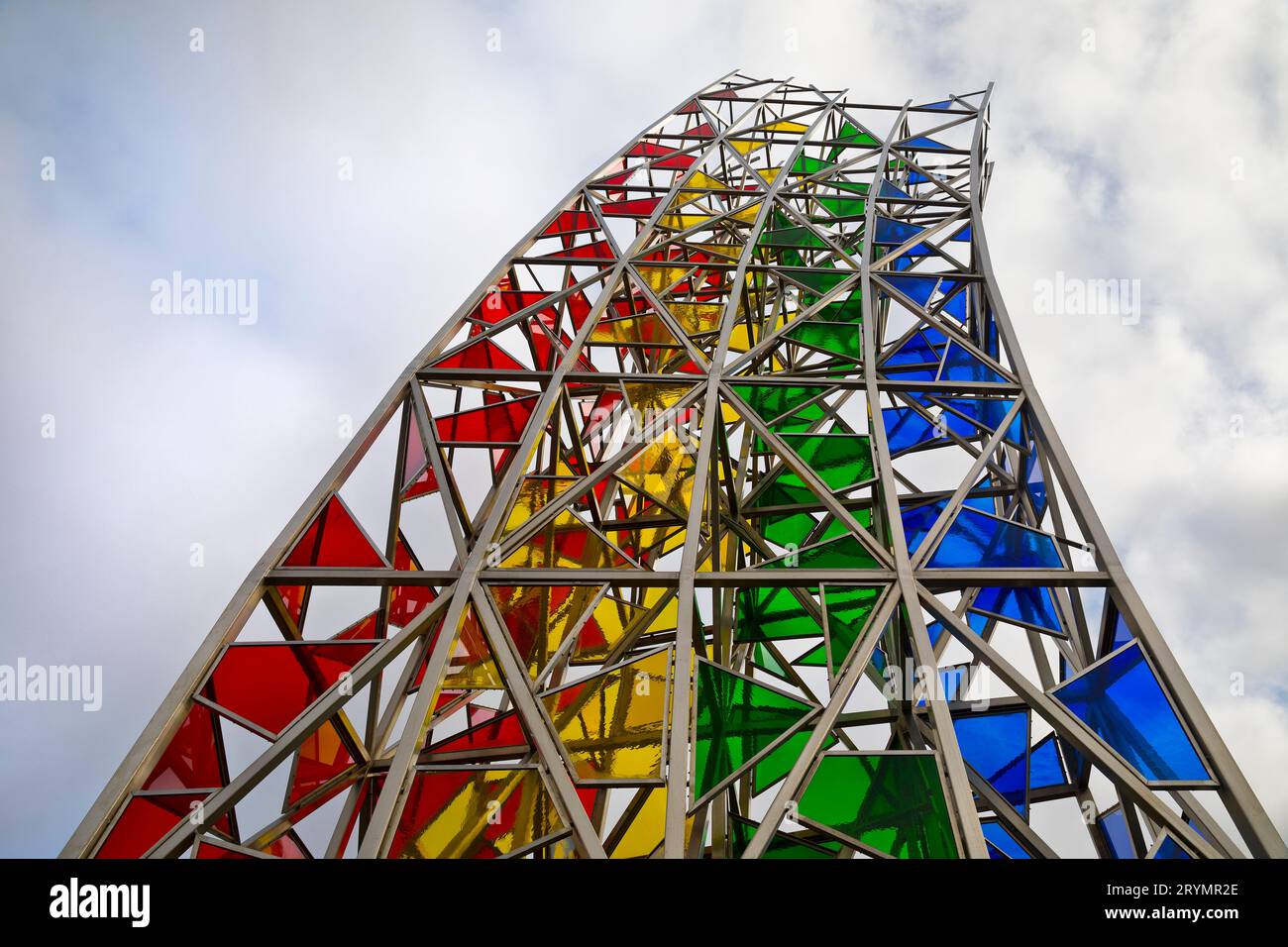 Scultura arcobaleno intitolata Regnbogi dell'artista islandese RÃºrÃ­, Airport, Keflavik, Islanda Foto Stock