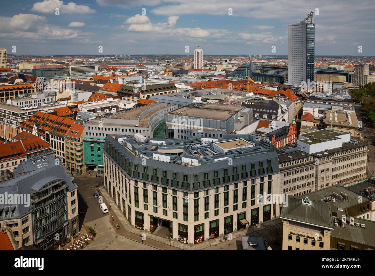 Panorama della città, vista dalla torre del municipio al grattacielo della città, Lipsia, Sassonia, Germania Europa Foto Stock
