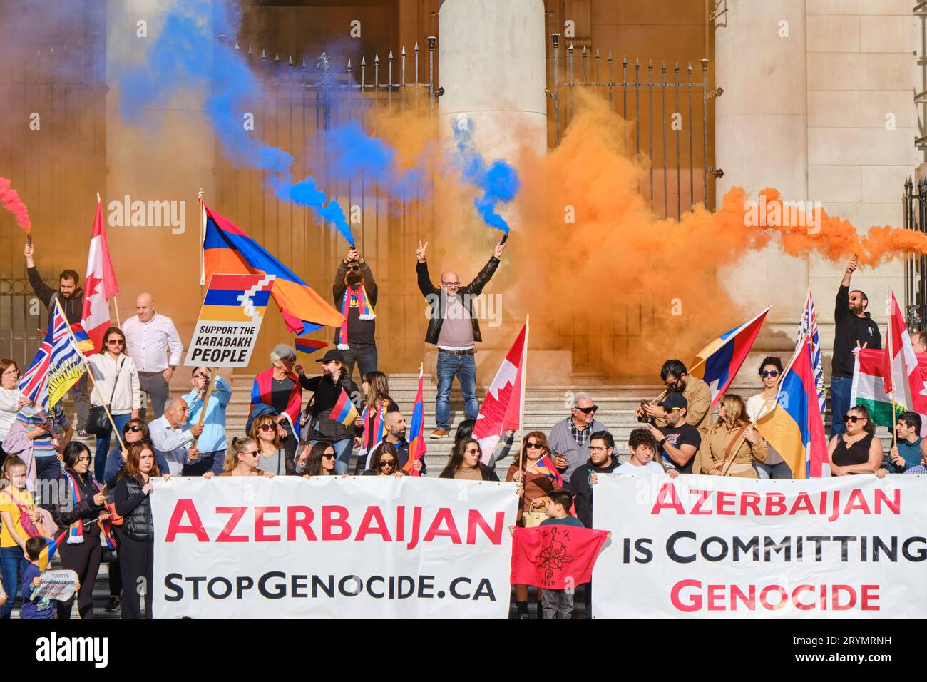 Vancouver, British Columbia, Canada. 1° ottobre 2023. La diaspora armena locale si riunisce in centro per protestare contro il sequestro dell'Azerbaigian nella regione contesa del Nagorno-Karabakh la scorsa settimana, che considera un genocidio contro il popolo armeno, e come causa di un enorme numero di armeni che fuggono dalla regione per motivi di sicurezza. Crediti: Meanderingemu/Alamy Live News Foto Stock