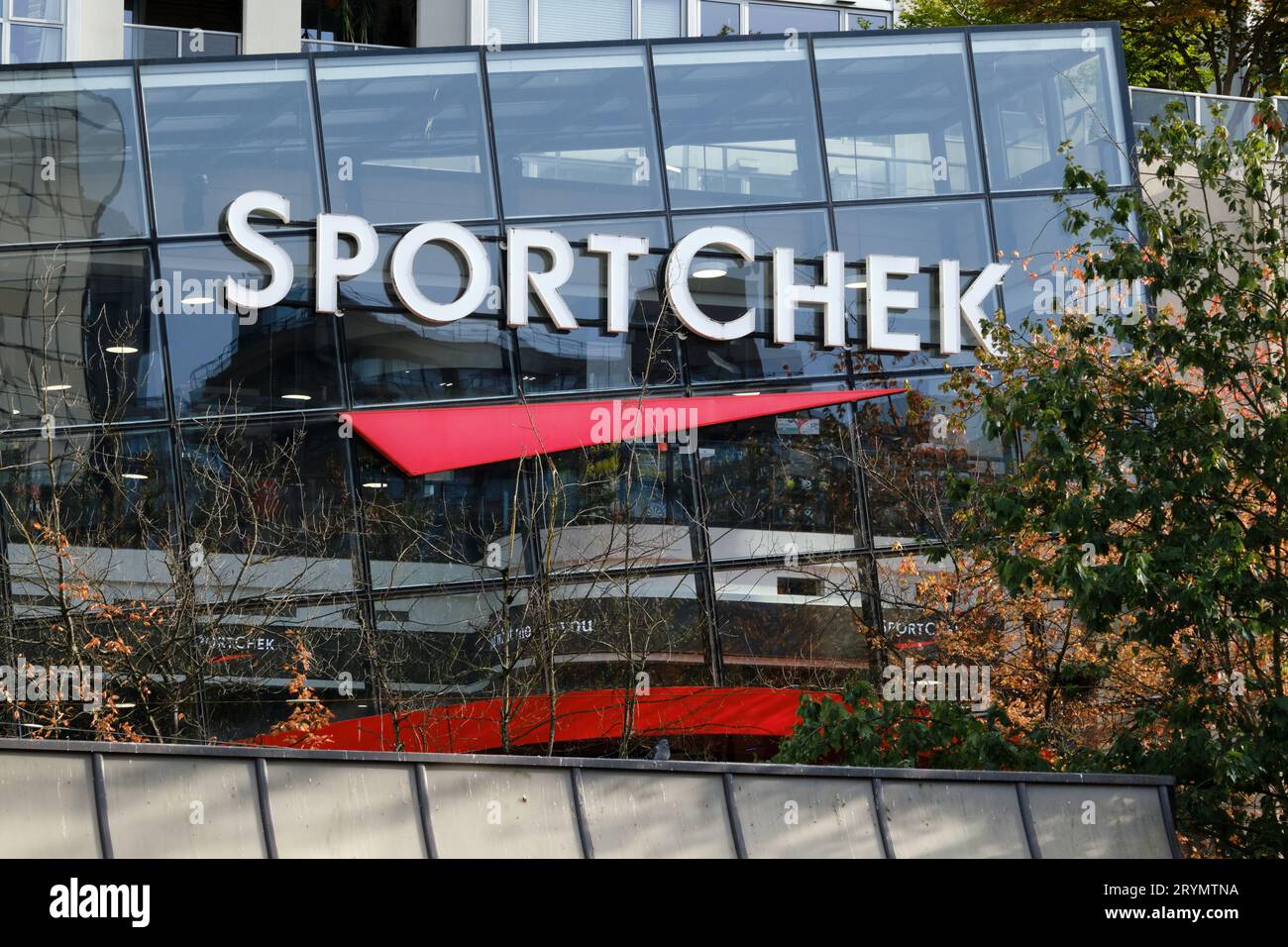 Cartello per attività all'aperto del negozio sportivo SportChek Foto Stock