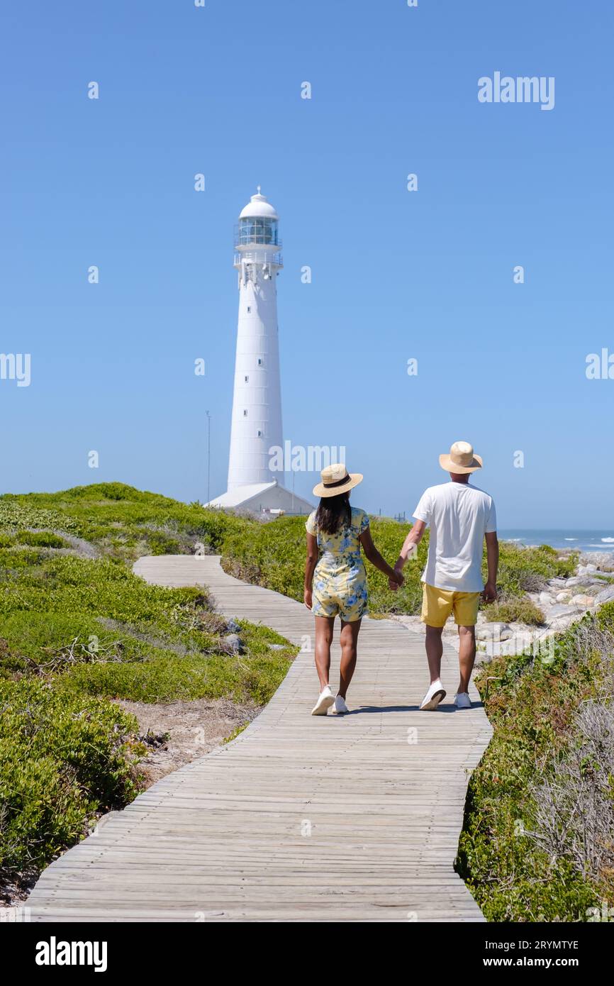 Coppia di uomini e donne che visitano il faro di Slangkop Kommetjie città del Capo Sudafrica Foto Stock